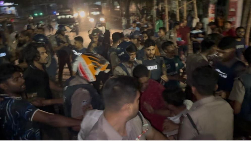 জুতা চুরি নিয়ে সংঘর্ষ, জবিতে সাংবাদিকসহ আহত ১৩